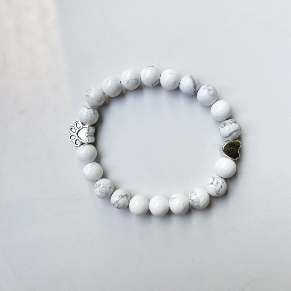 Bracelet artisanal en pierres naturelles avec pendentif en forme de patte et cœur