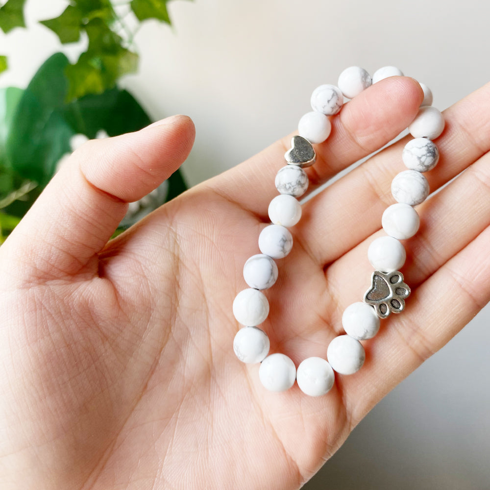 Bracelet artisanal en pierres naturelles avec pendentif en forme de patte et cœur