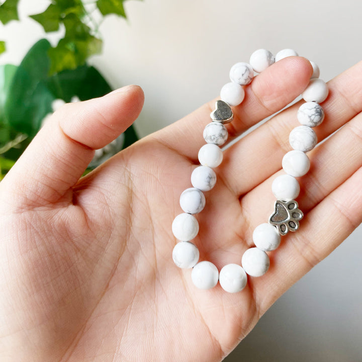 Bracelet artisanal en pierres naturelles avec pendentif en forme de patte et cœur
