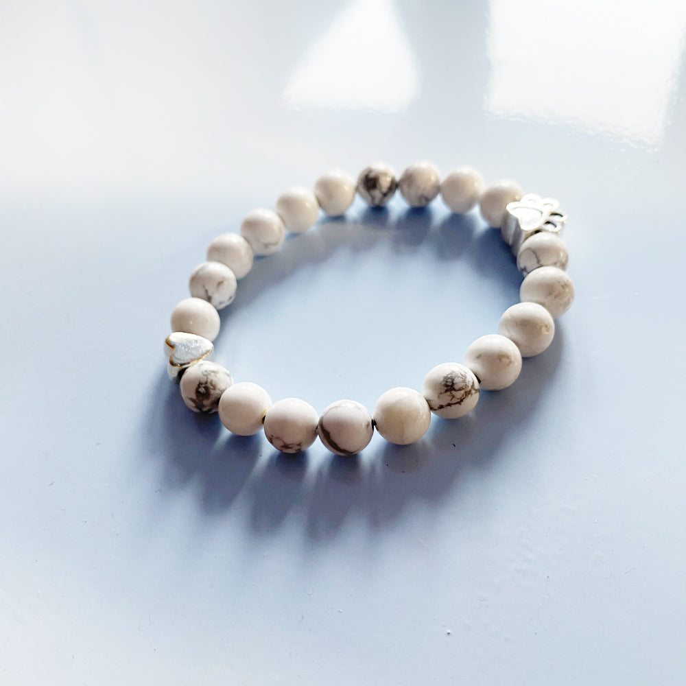 Bracelet artisanal en pierres naturelles avec pendentif en forme de patte et cœur