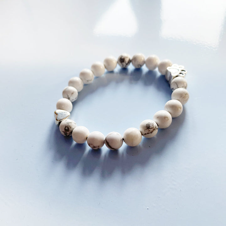 Bracelet artisanal en pierres naturelles avec pendentif en forme de patte et cœur