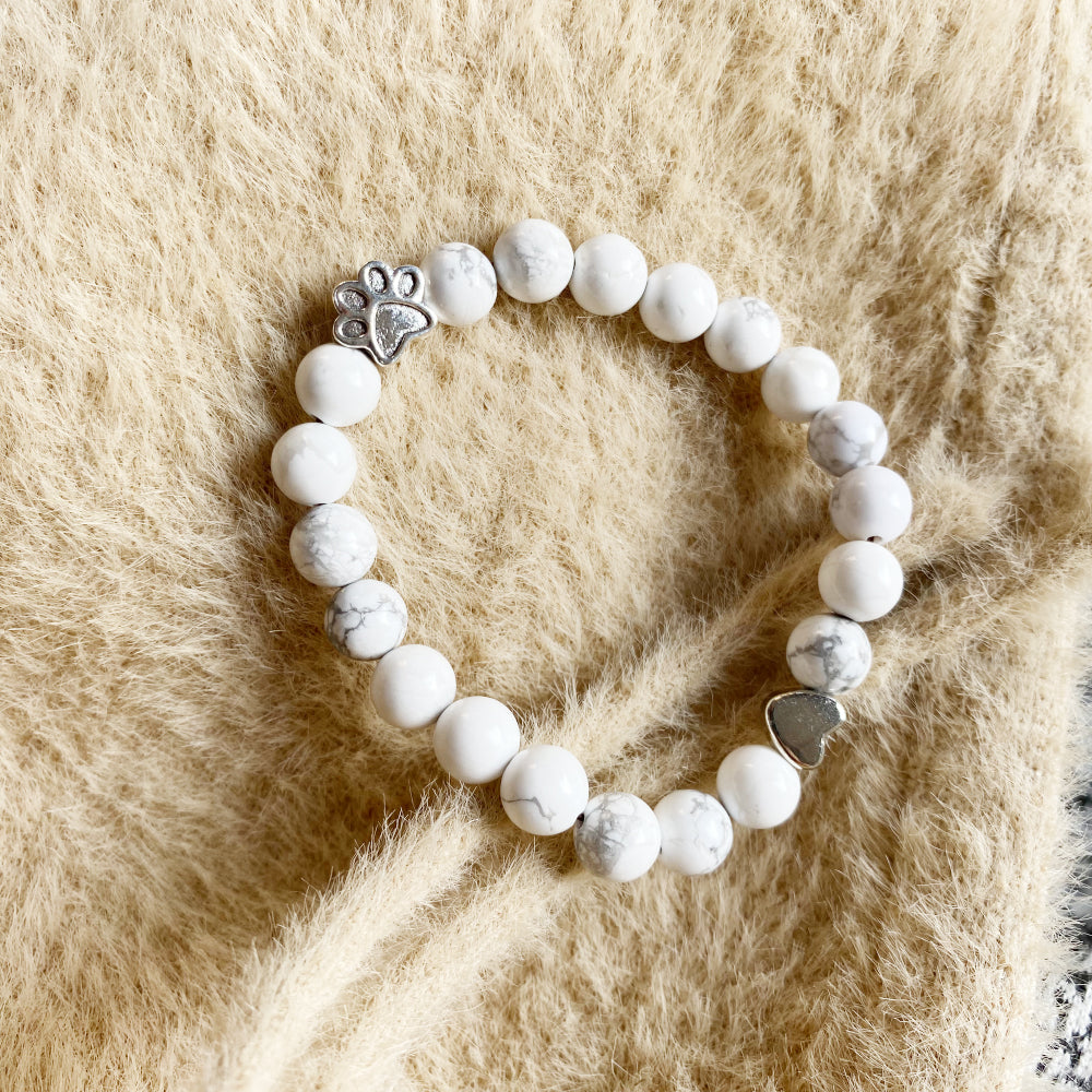 Bracelet artisanal en pierres naturelles avec pendentif en forme de patte et cœur
