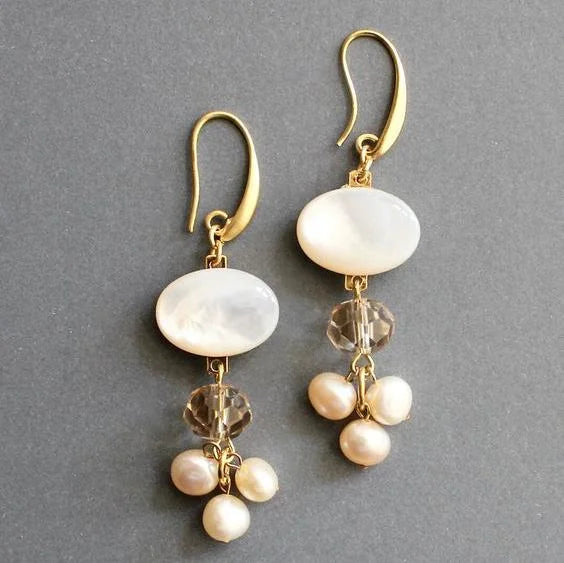 Élégantes boucles d'oreilles ornées d'une pierre blanche et d'une perle