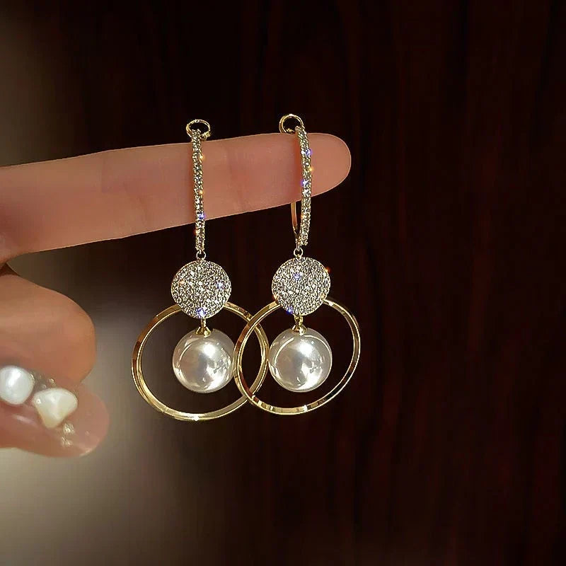 Boucles d'oreilles élégantes en perles cultivées et zircon