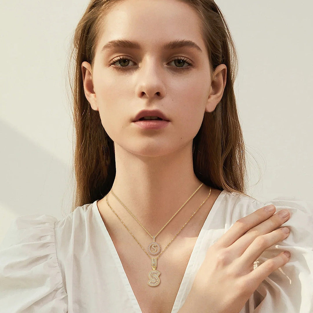 Collier Initial Pavé en Or - Ensemble Élégant