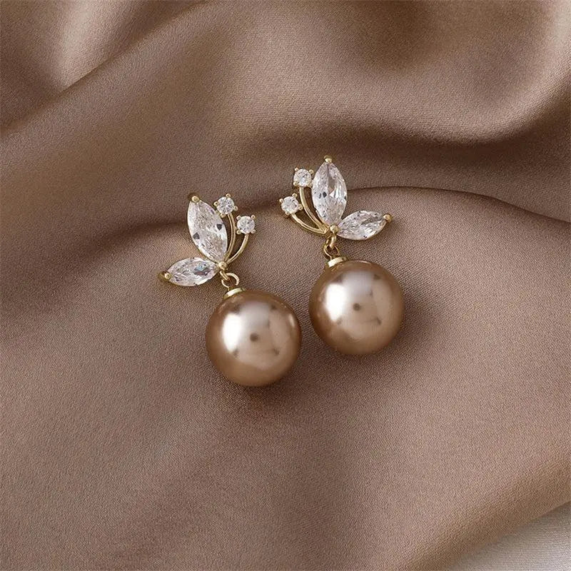 Boucles d’oreilles exotiques aux perles dorées et cristaux