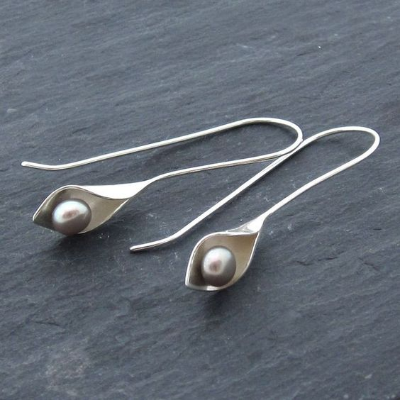 Boucles d'oreilles Vintage avec Motif de Feuille et Perle