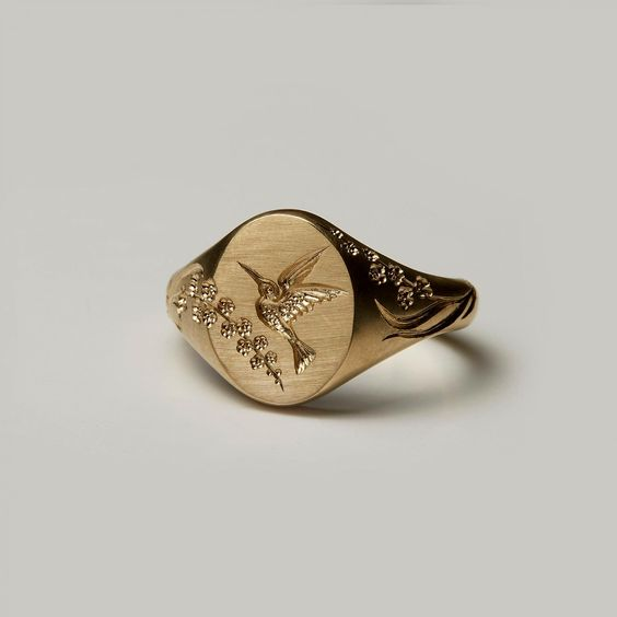 Bague vintage en or avec un sceau en forme de colibri