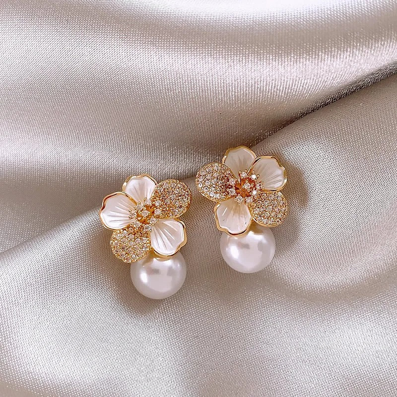 Boucles d'oreilles en Pendentif Camélia Blanc et Perle