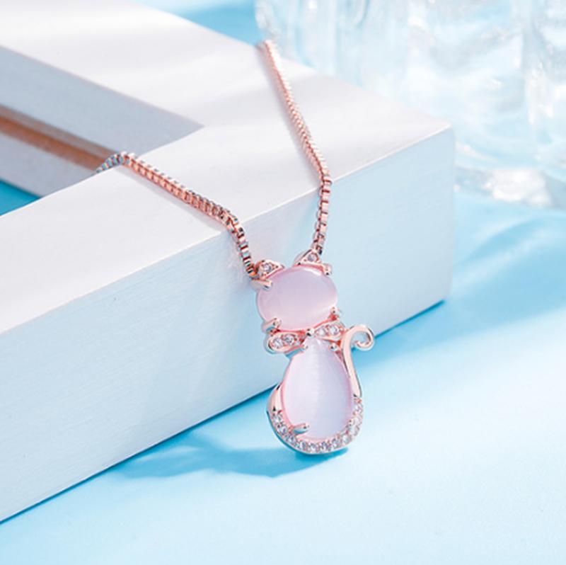 Adorable collier en pierre rose de chat orné de zircon