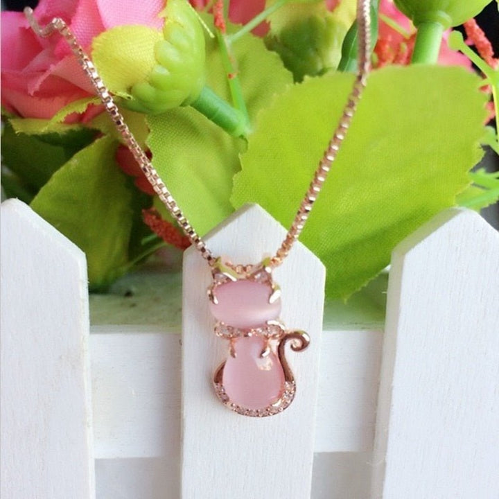 Adorable collier en pierre rose de chat orné de zircon